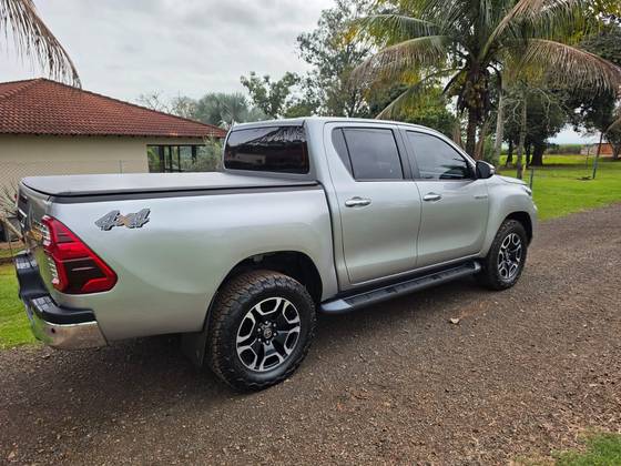 TOYOTA HILUX 2.8 D-4D TURBO DIESEL CD SRV 4X4 AUTOMÁTICO